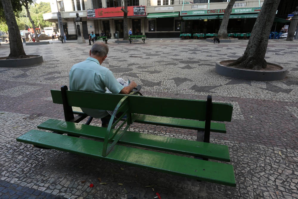Homem sentado banco praça