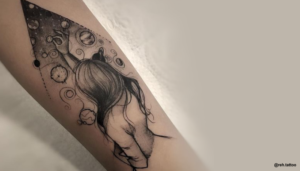 Modelo de uma tatuagem na técnica do Pontilhismo