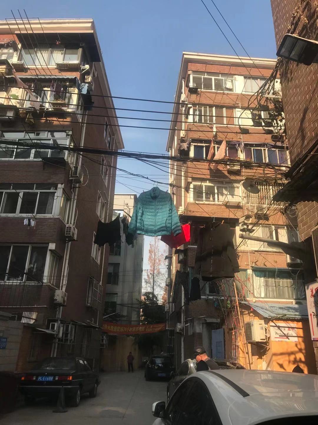 Paisagem urbana como um reflexo de hábitos culturais  O impacto dos varais de Xangai na estética e paisagem da cidade. 